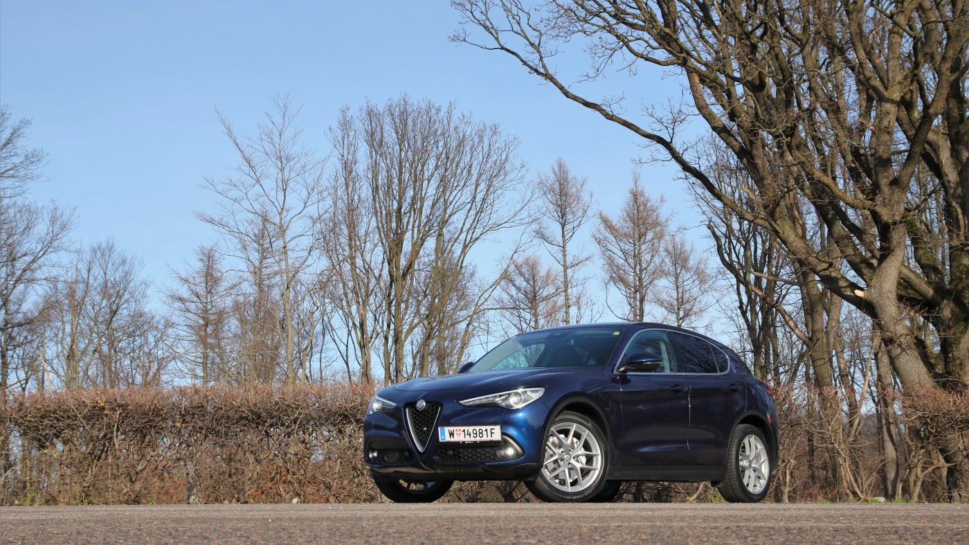 Slideshow Bild - Der lässige Businessauftritt gelingt mit dem Alfa Romeo Stelvio mit Leichtigkeit.